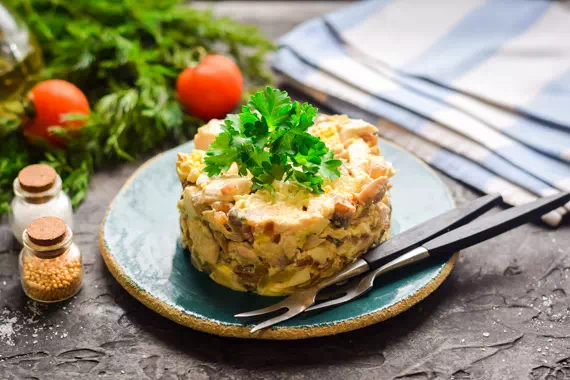 Салат с курицей, ананасами, грибами и плавленным сыром рецепт фото 10